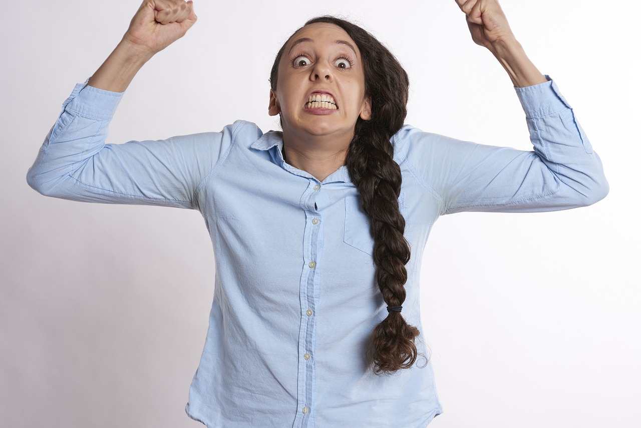 ¿Qué significa la palabra escrachar?